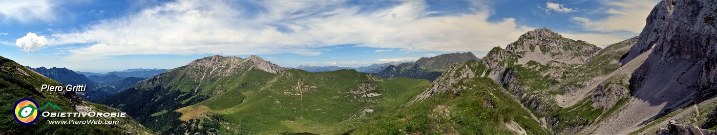 32 Dal Passo di Gabbia panoramica con Menna, Mandrone, Corna Piana.jpg